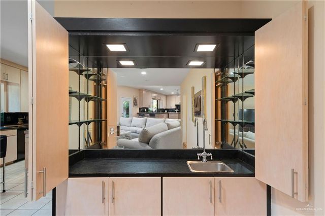 1113 Xanthisma Avenue, Mcallen, TX 78504