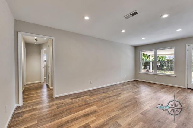 707 Hildred Avenue, Conroe, TX 77303