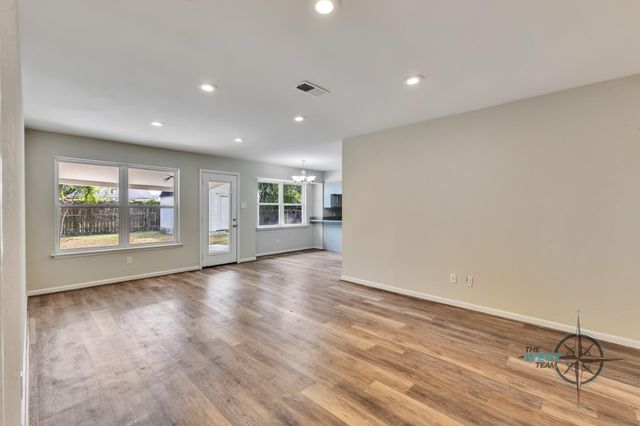 707 Hildred Avenue, Conroe, TX 77303