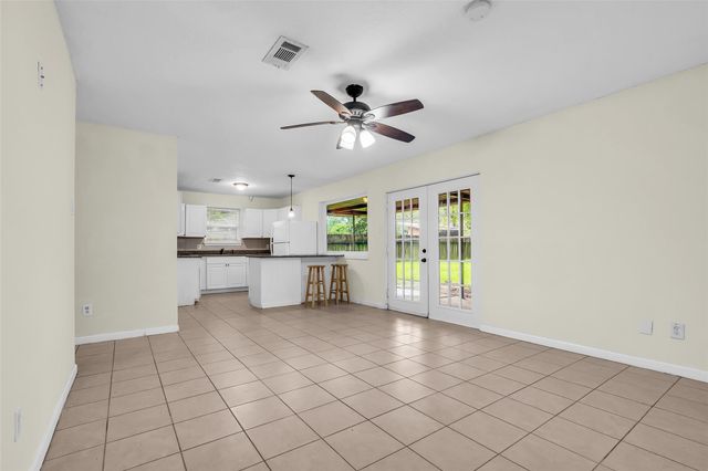 1303 S Fenner Avenue, Cleveland, TX 77327