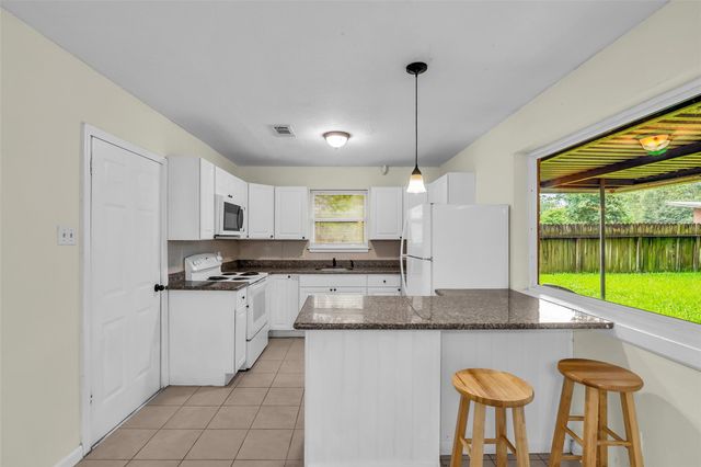 1303 S Fenner Avenue, Cleveland, TX 77327