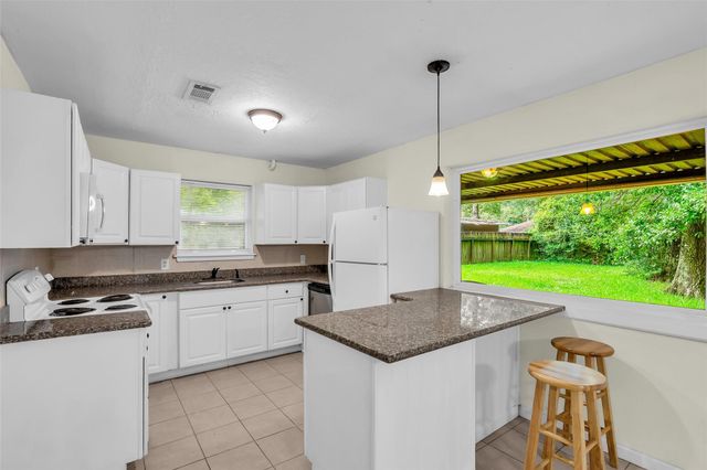 1303 S Fenner Avenue, Cleveland, TX 77327