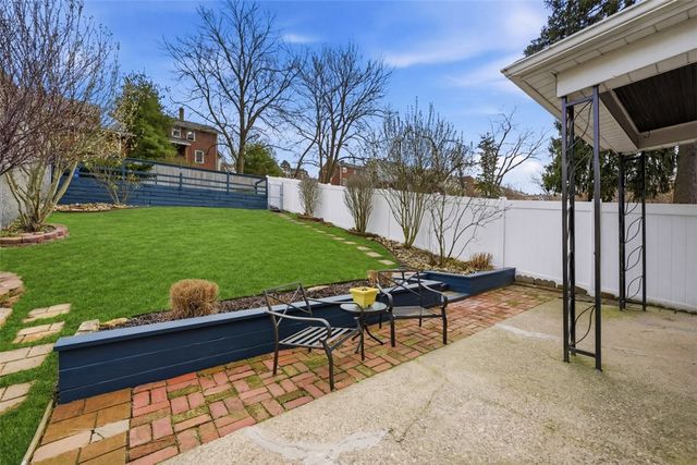 1037 Woodbourne Ave, Brookline, PA 15226