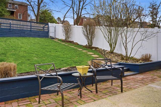 1037 Woodbourne Ave, Brookline, PA 15226