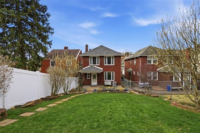 1037 Woodbourne Ave, Brookline, PA 15226