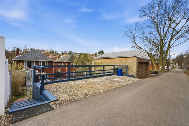 1037 Woodbourne Ave, Brookline, PA 15226