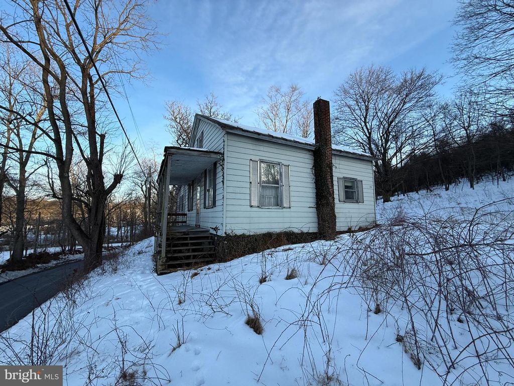 140 CREEK RD, Shermans Dale, PA 17090