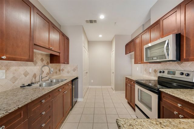 321 Metropolitan Drive, Plano, TX 75023