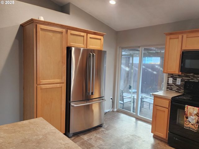 1765 Nw SALMON RIVER St, Salem, OR 97304