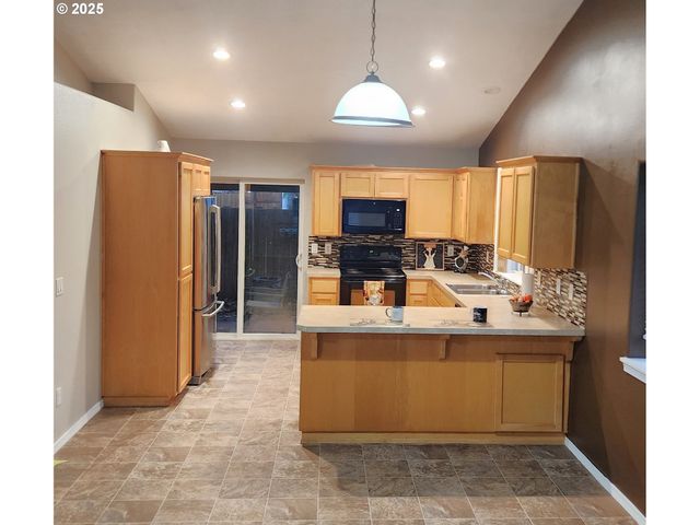 1765 Nw SALMON RIVER St, Salem, OR 97304