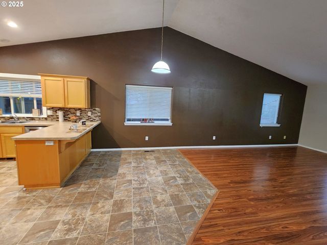 1765 Nw SALMON RIVER St, Salem, OR 97304