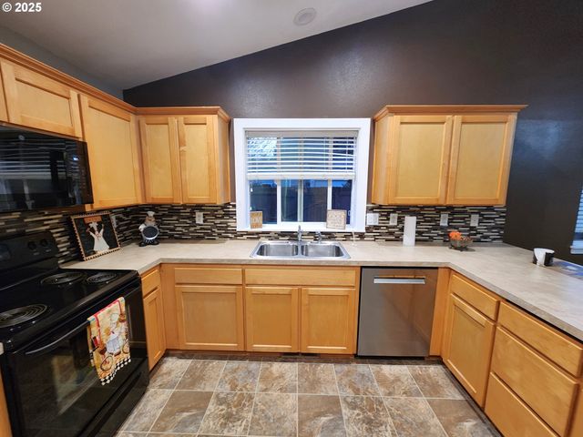 1765 Nw SALMON RIVER St, Salem, OR 97304