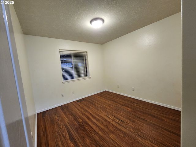 1765 Nw SALMON RIVER St, Salem, OR 97304