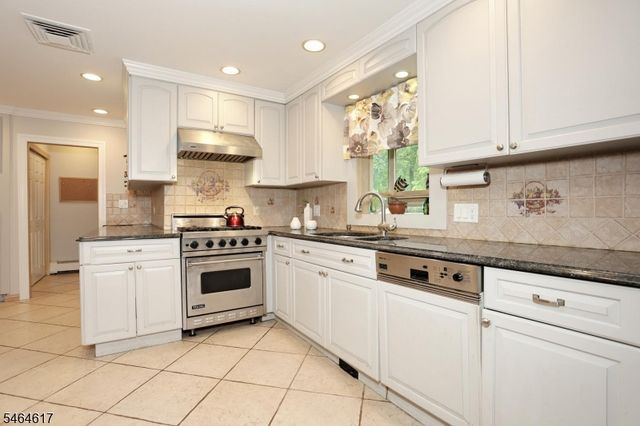 331 Forest Glen Ave, Franklin Lakes Boro, NJ 07417