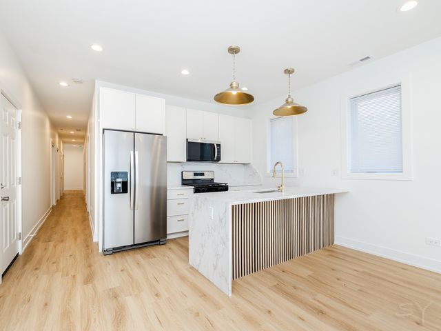 6048 S Eberhart Avenue 3, Chicago, IL 60637