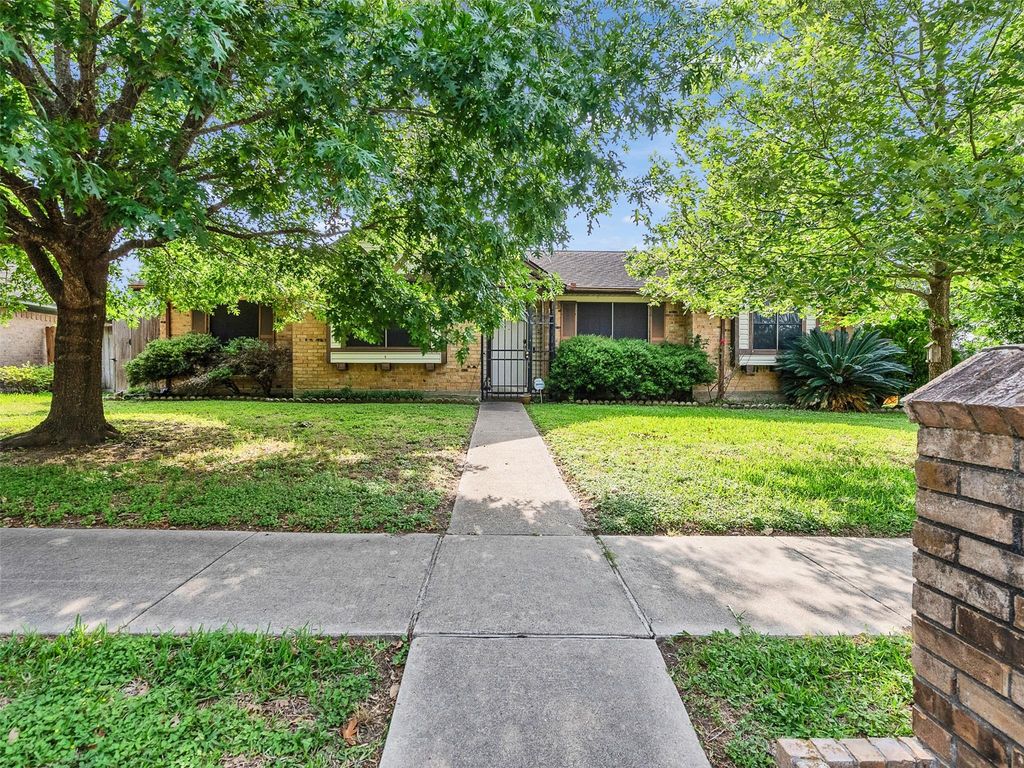 4002 Thistledown Drive, Pasadena, TX 77504