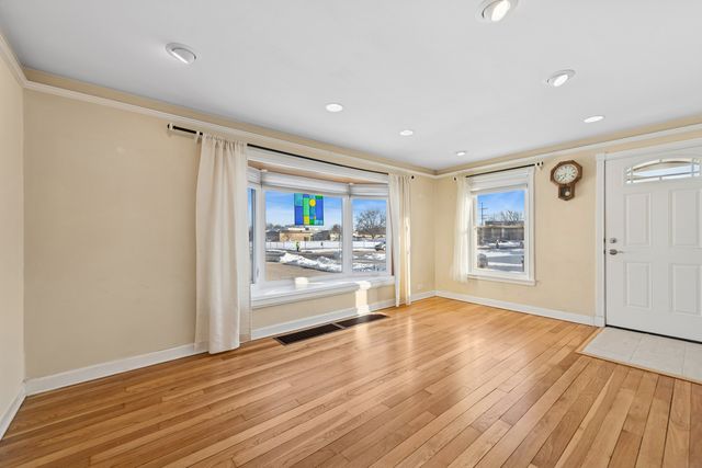 126 N Rohlwing Road, Palatine, IL 60074