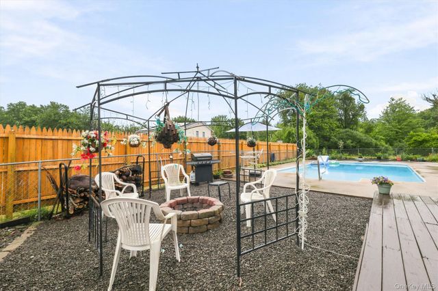 2 Summerset Drive, Wallkill, NY 12589