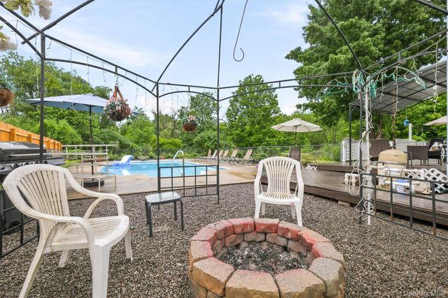 2 Summerset Drive, Wallkill, NY 12589