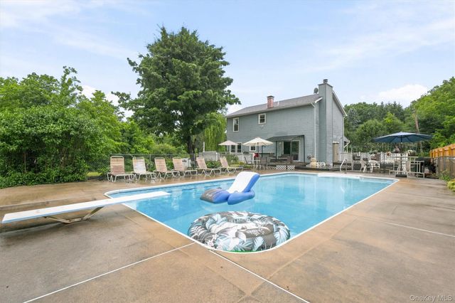 2 Summerset Drive, Wallkill, NY 12589