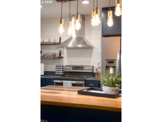 940 W LUELLEN Dr, Roseburg, OR 97471