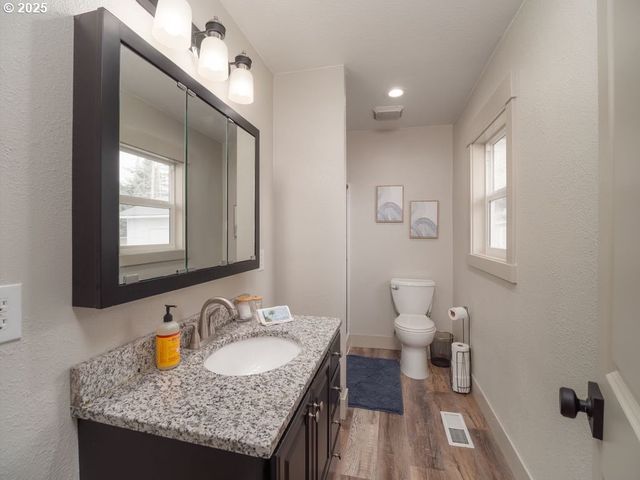 940 W LUELLEN Dr, Roseburg, OR 97471