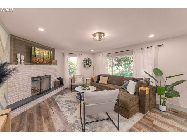 940 W LUELLEN Dr, Roseburg, OR 97471