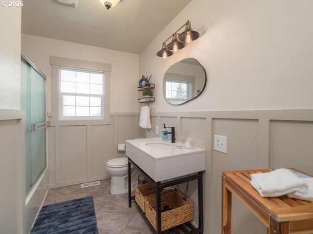 940 W LUELLEN Dr, Roseburg, OR 97471