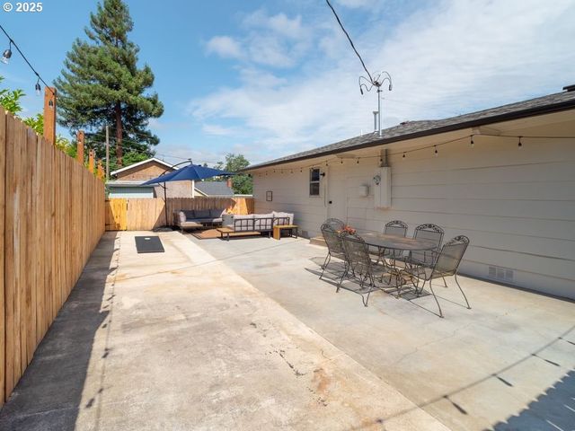 940 W LUELLEN Dr, Roseburg, OR 97471