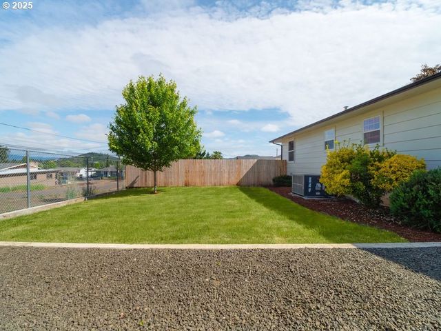 940 W LUELLEN Dr, Roseburg, OR 97471