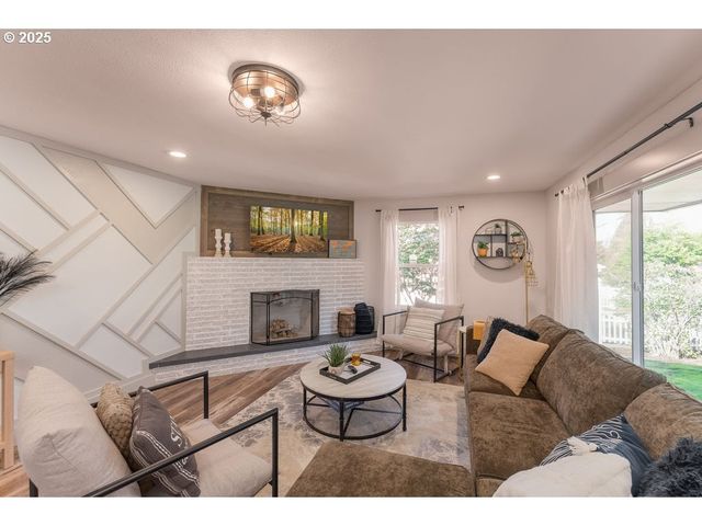 940 W LUELLEN Dr, Roseburg, OR 97471