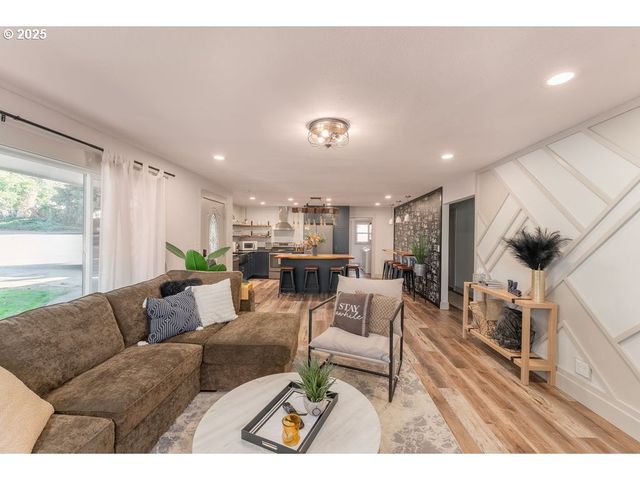 940 W LUELLEN Dr, Roseburg, OR 97471