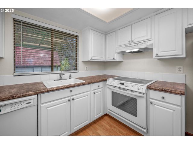 2802 TREETOP Ln, West Linn, OR 97068