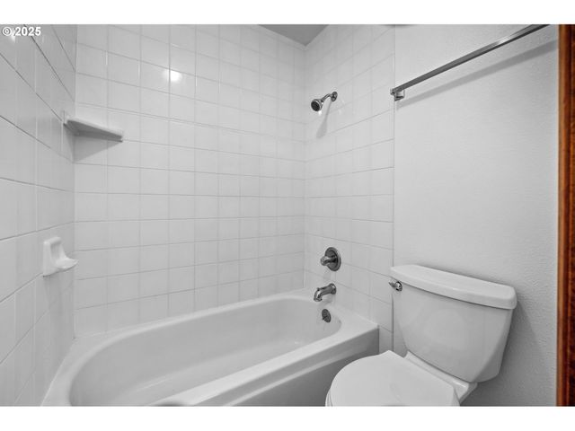 2802 TREETOP Ln, West Linn, OR 97068