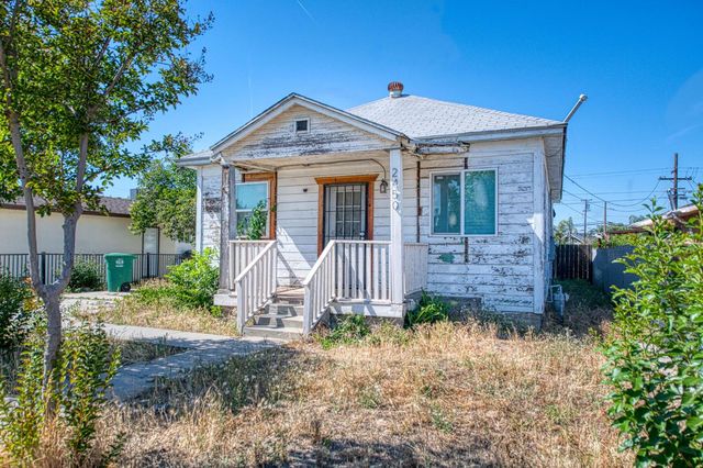 2450 Knowles Street, Selma, CA 93662