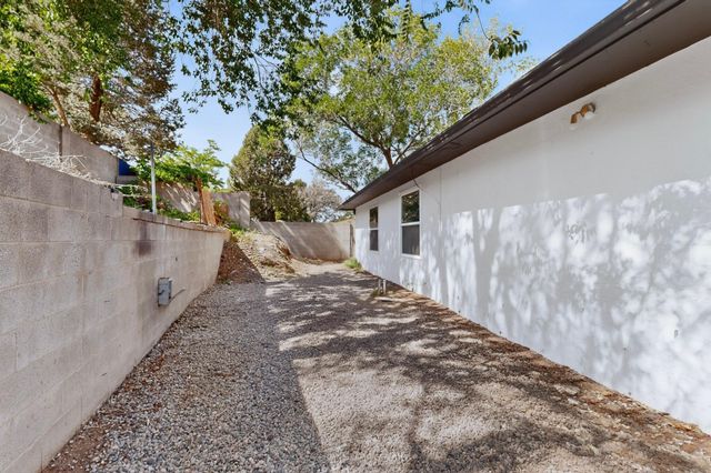 2704 Palo Alto Drive NE, Albuquerque, NM 87112