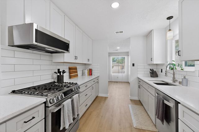 2704 Palo Alto Drive NE, Albuquerque, NM 87112