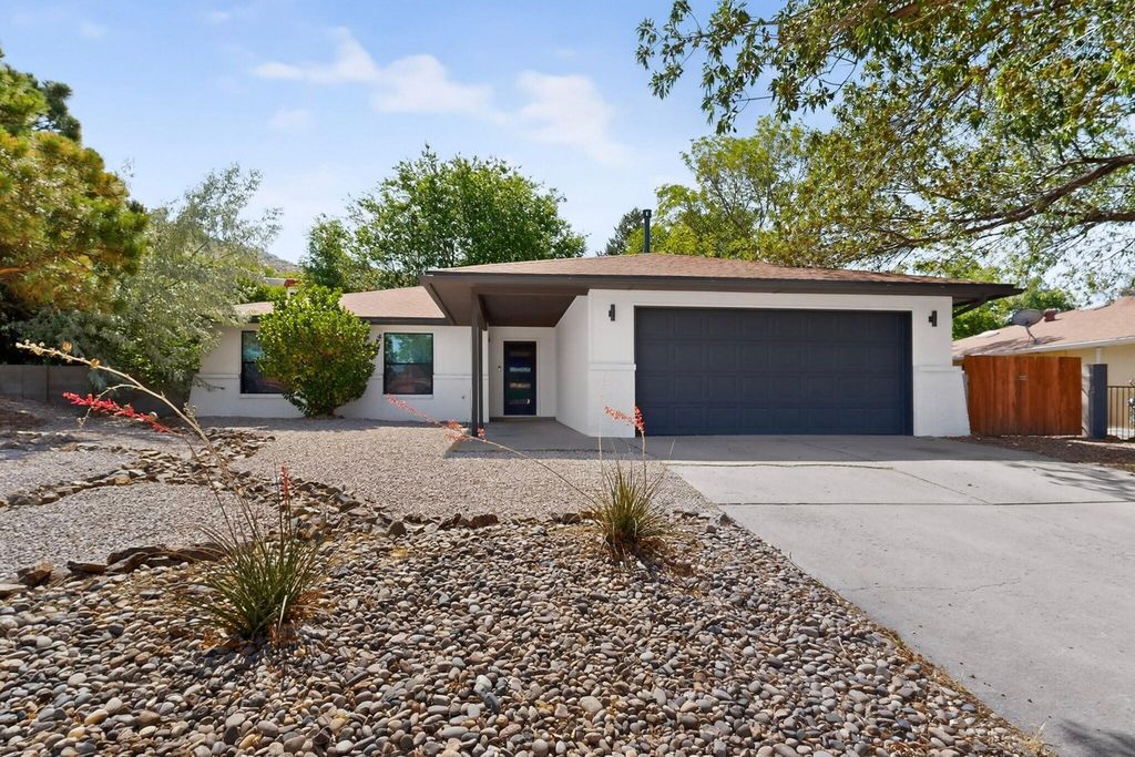 2704 Palo Alto Drive NE, Albuquerque, NM 87112