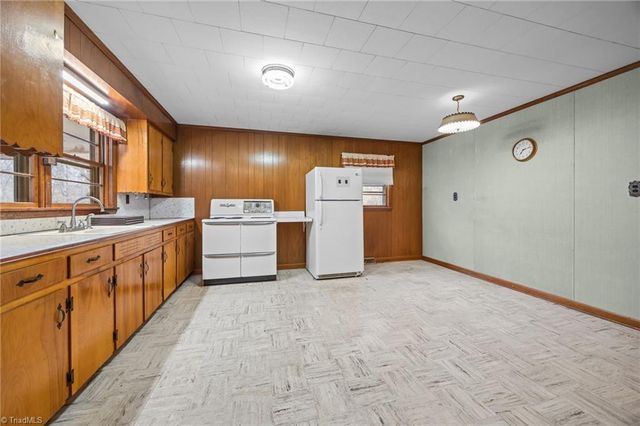 806 7th Avenue, Mayodan, NC 27027