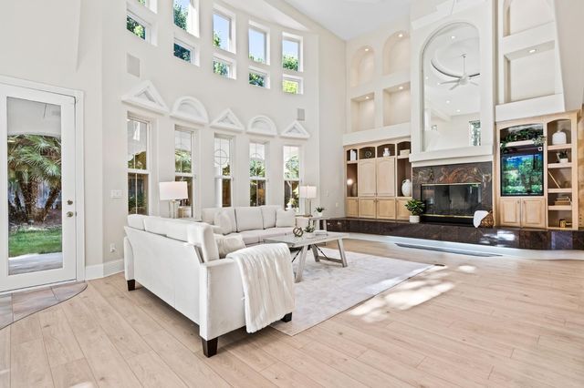 1094 E Newhall Drive, Fresno, CA 93720