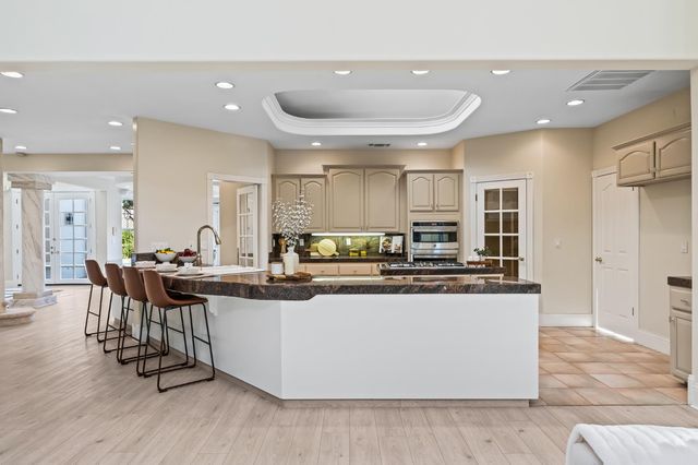 1094 E Newhall Drive, Fresno, CA 93720