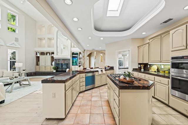 1094 E Newhall Drive, Fresno, CA 93720