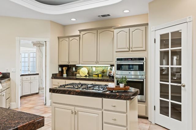 1094 E Newhall Drive, Fresno, CA 93720