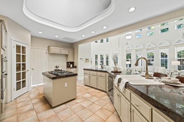 1094 E Newhall Drive, Fresno, CA 93720
