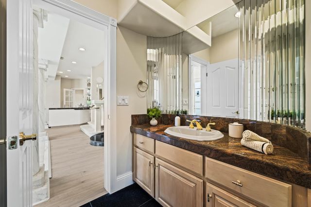 1094 E Newhall Drive, Fresno, CA 93720