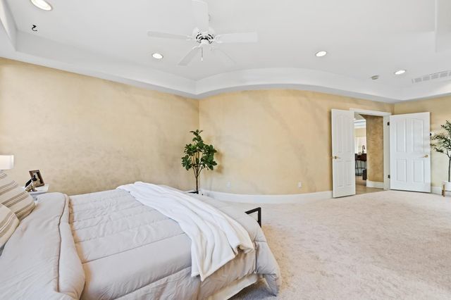 1094 E Newhall Drive, Fresno, CA 93720