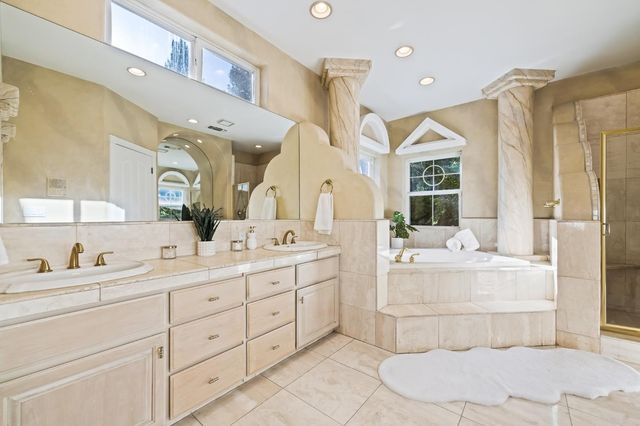 1094 E Newhall Drive, Fresno, CA 93720