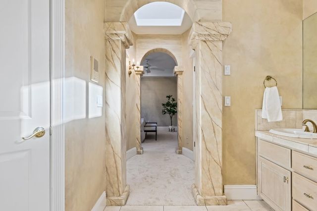 1094 E Newhall Drive, Fresno, CA 93720
