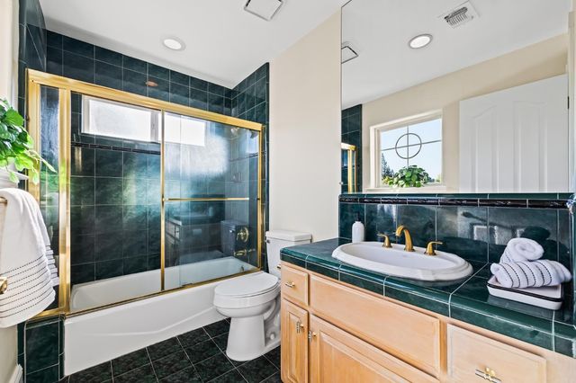 1094 E Newhall Drive, Fresno, CA 93720