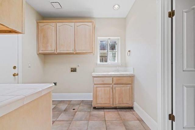 1094 E Newhall Drive, Fresno, CA 93720
